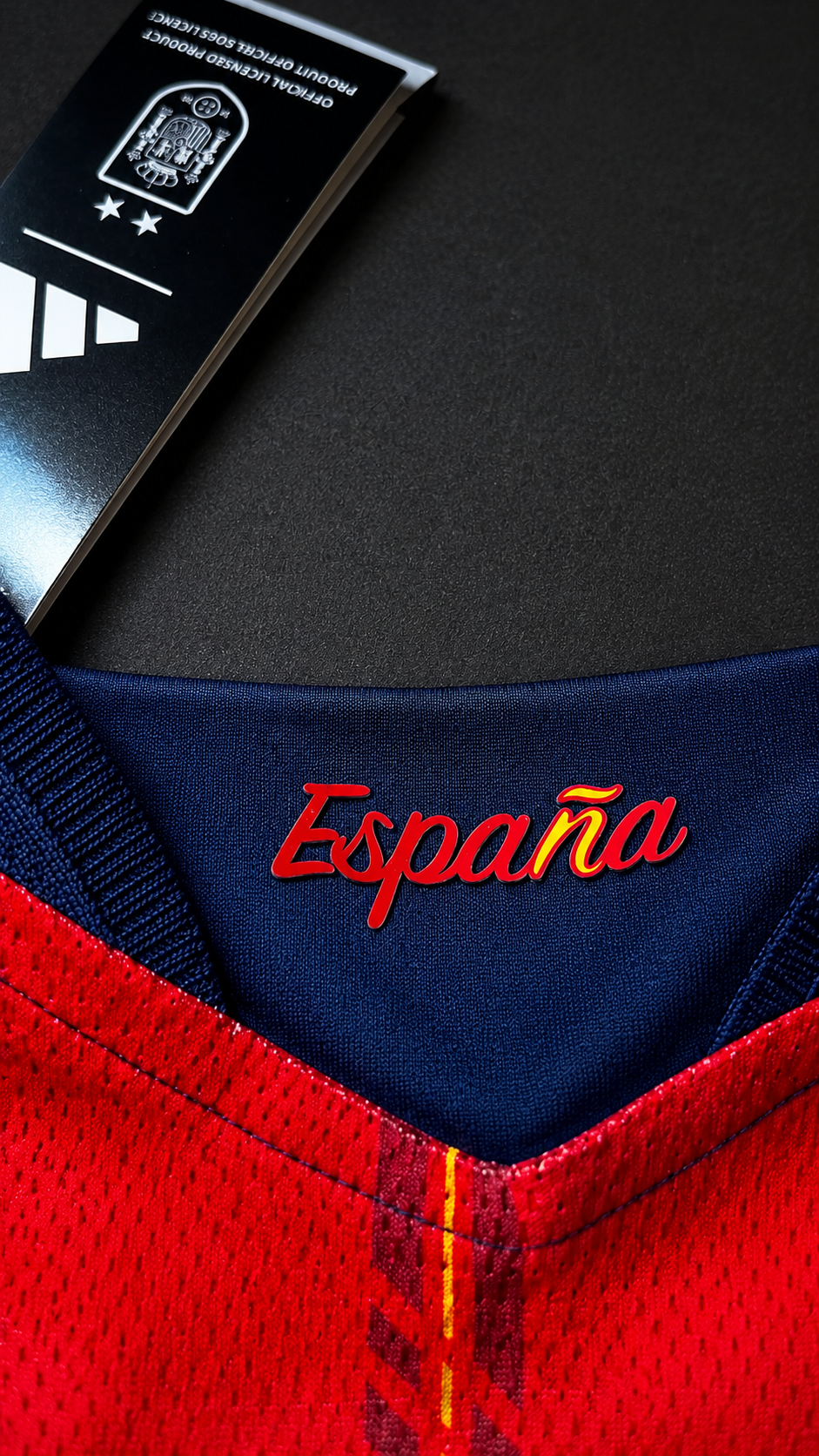 Cuello con la inscripción España y etiqueta oficial