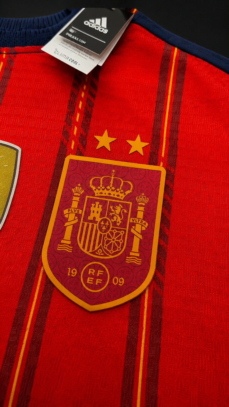 Primer plano del escudo bordado con las dos estrellas