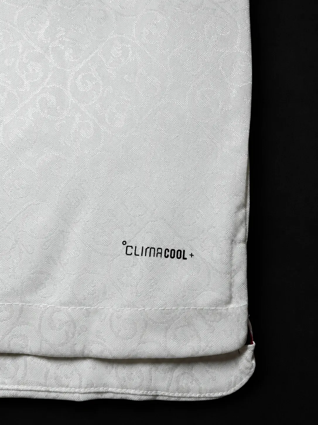Detalle del tejido Climacool+ de la camiseta blanca