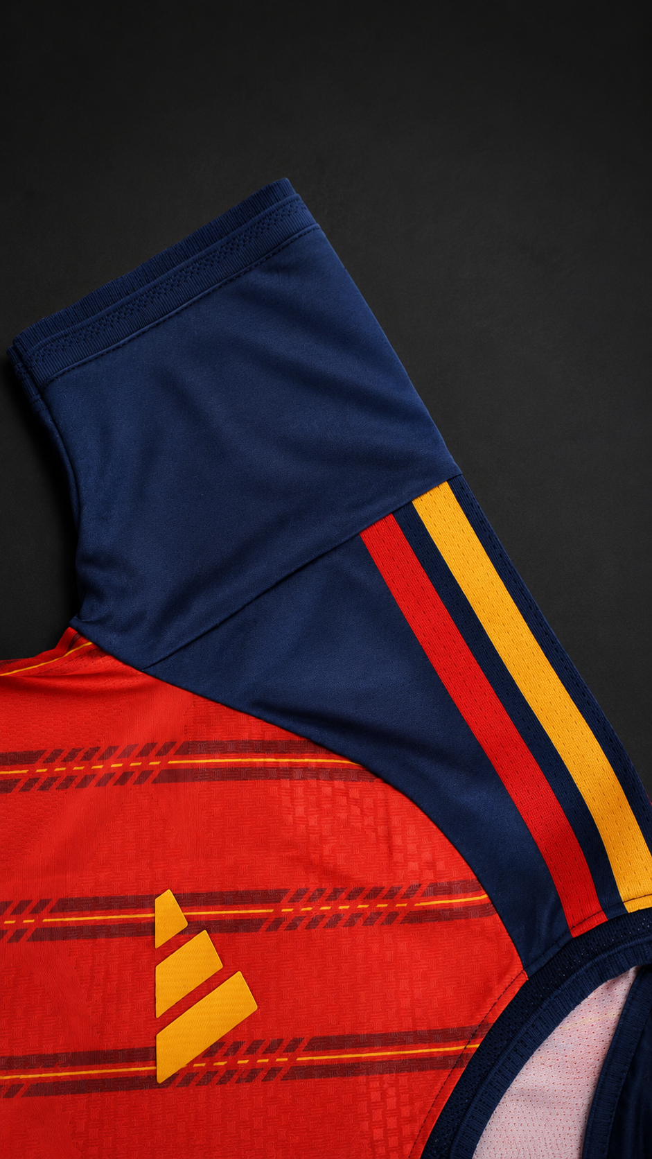 Detalle de la manga de la camiseta roja