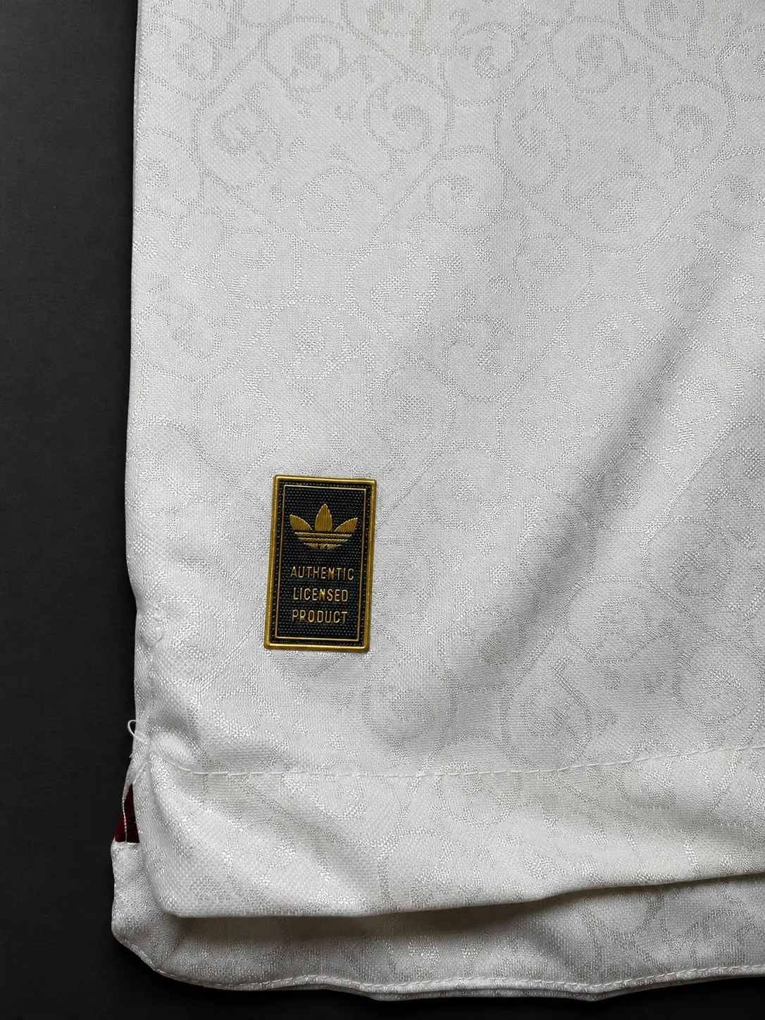 Etiqueta Authentic Licensed Product de la camiseta blanca