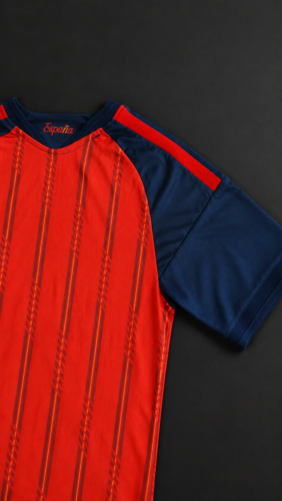 Detalle del hombro y cuello España de la camiseta roja